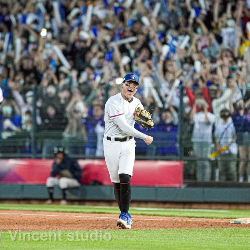 呂佳龍拍攝2023經典賽，「國防部長」張育成完成關鍵雙殺守備後，揮臂吶喊。（攝影師呂佳龍拍攝）