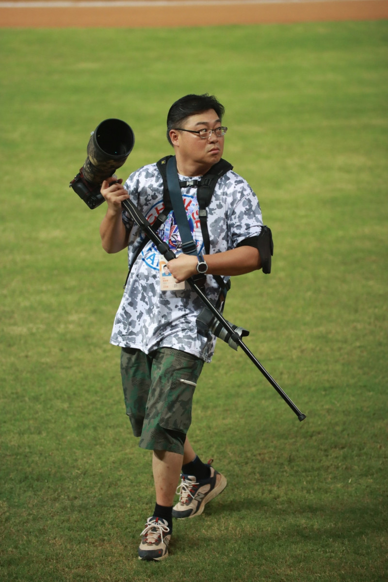 呂佳龍拍攝球賽為了畫面敘事，會帶超廣角跟70-200mm以上的變焦鏡頭，雙機作業。（呂佳龍提供）