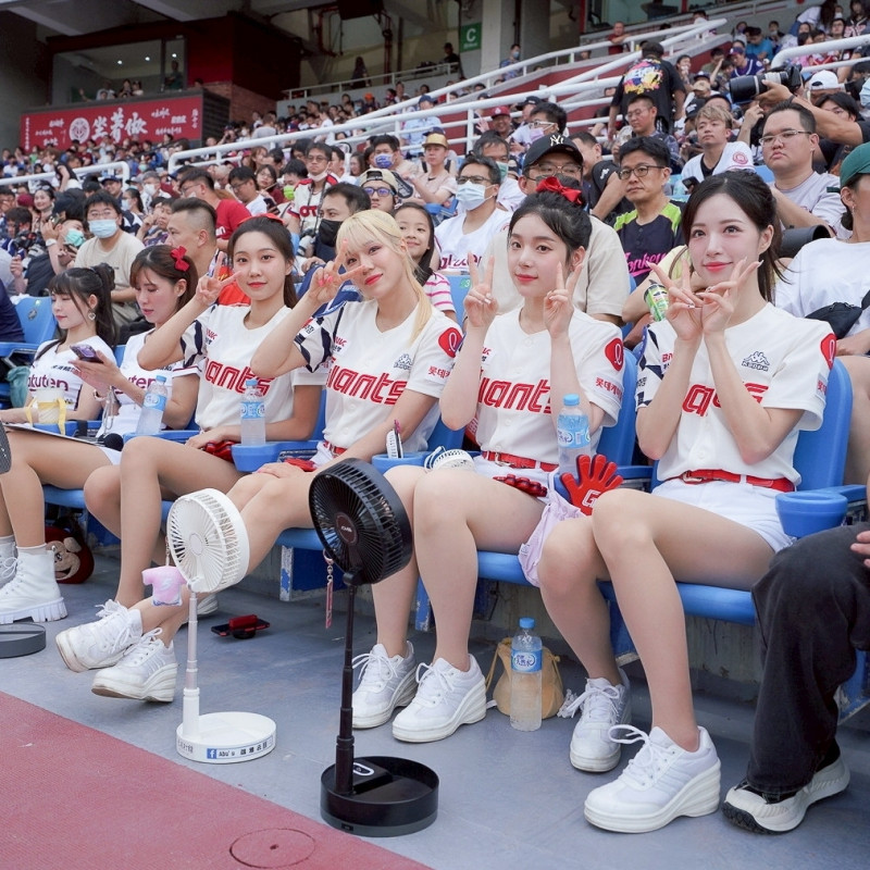 Lamigo桃猿隊過去辦辣年糕趴，呂佳龍拍下當時韓國職棒樂天巨人啦啦隊來台應援照片。（攝影師呂佳龍拍攝）