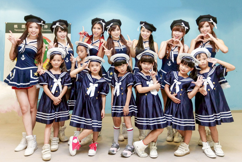 呂佳龍的大女兒（前排中）過去加入Lamigo kids啦啦隊，與LamiGirls合影。（攝影師呂佳龍拍攝）