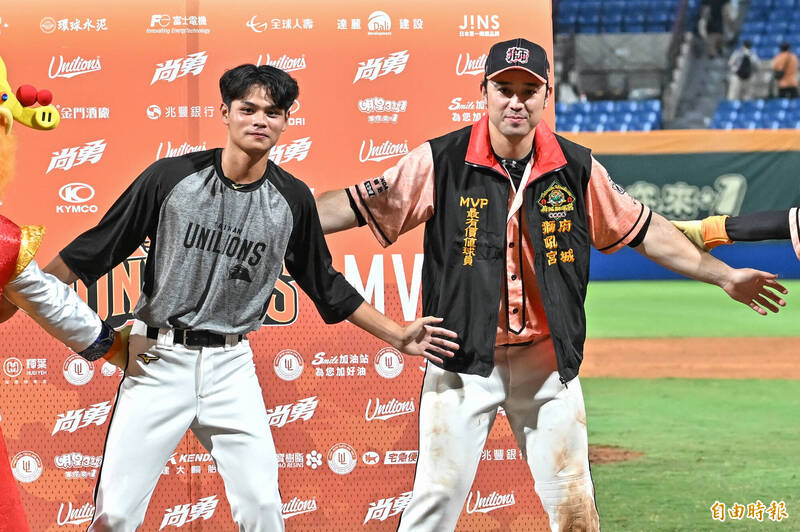 統一獅林安可（右）獲選單場MVP，賽後邀請先發投手張宥謙（左）跳舞慶祝。（記者陳志曲攝）