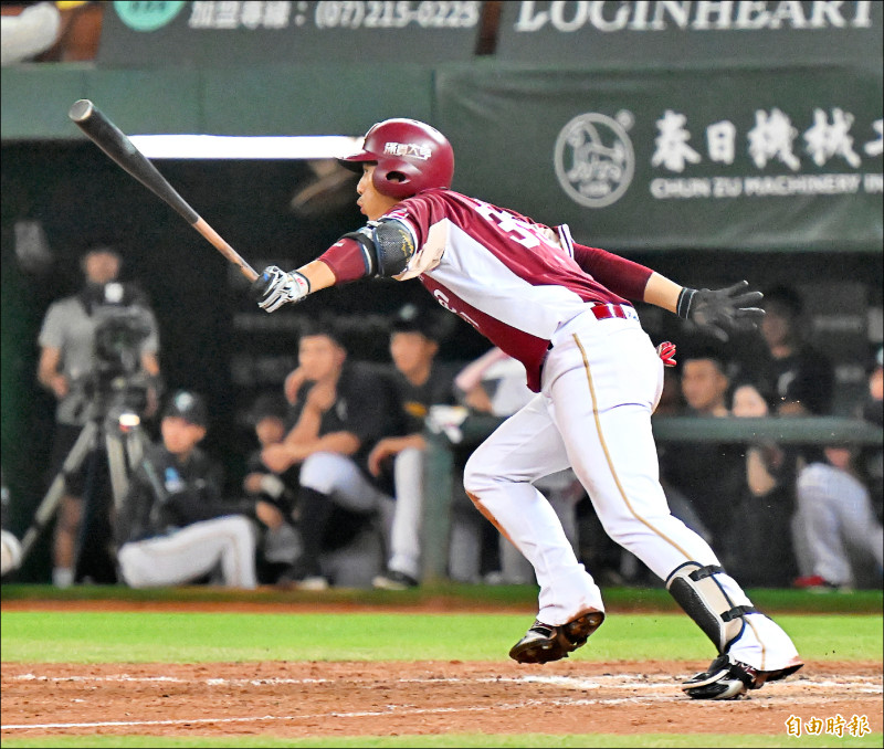樂天桃猿林立在第12局敲出致勝安打，獲選單場MVP。（記者李惠洲攝）