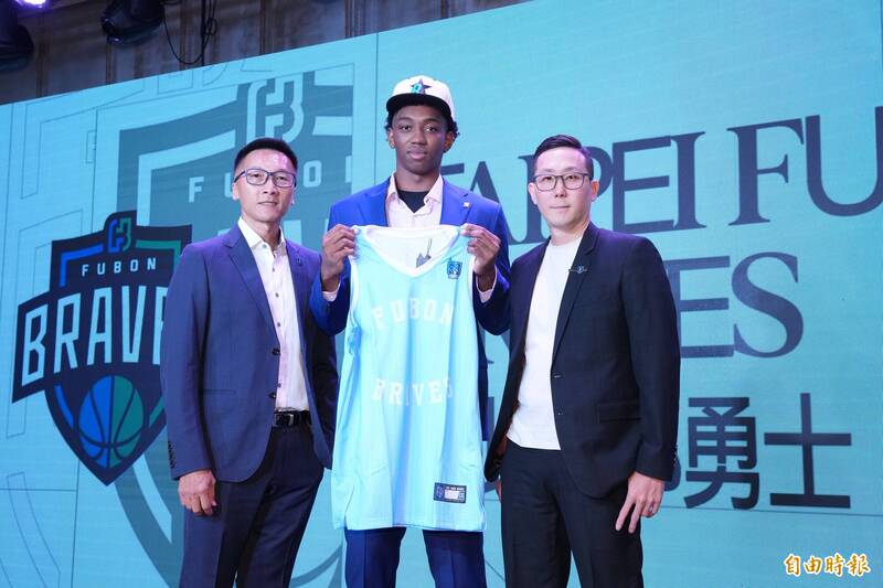 探花喬納森（中）獲富邦勇士第一指名。（記者陳逸寬攝）