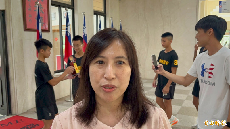 新竹縣員東國中校長呂詩琦把該校男籃隊的傑出表現歸功於高強度的密集訓練。（記者黃美珠攝）