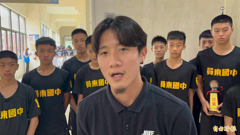 新竹縣員東國中男子籃球隊助理教練陳長甫（前）說，隊員們不論對手實力如何堅強，始終保持自己的競爭性去戰鬥是致勝關鍵。（記者黃美珠攝）