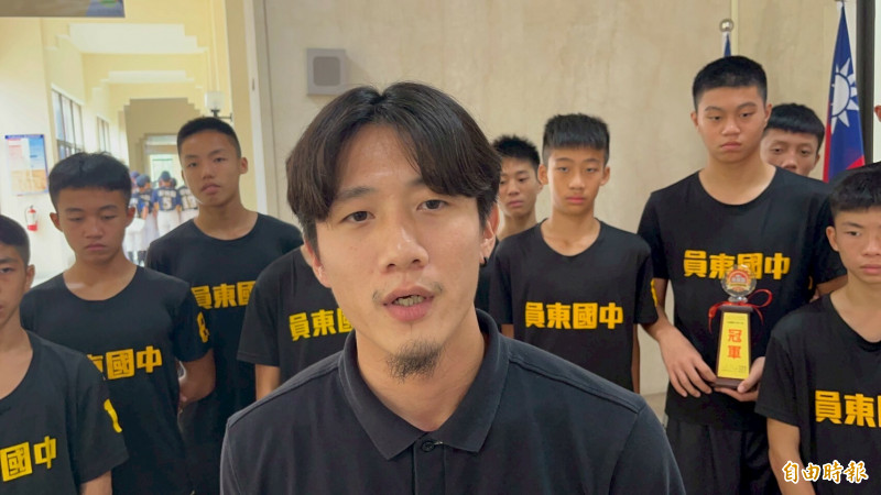 新竹縣員東國中男子籃球隊助理教練陳長甫（前）說，隊員們不論對手實力如何堅強，始終保持自己的競爭性求勝是致勝關鍵。（記者黃美珠攝）