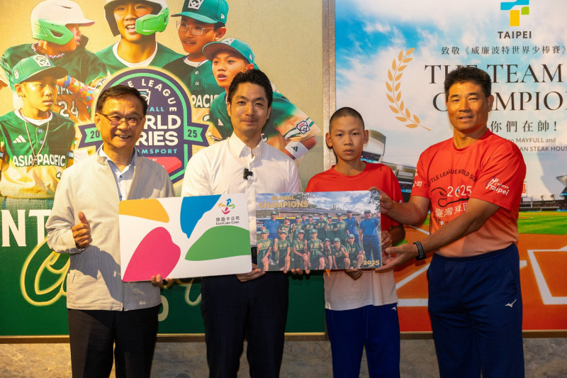 市長蔣萬安祭出「冠軍專屬悠遊卡」，讓球員與教練免費搭乘捷運1年。（台北市教育局提供）