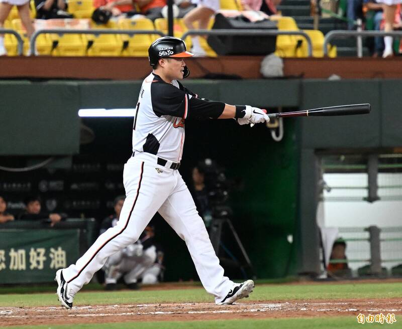 胡金龍代打敲安追平比分。（記者李惠洲攝）