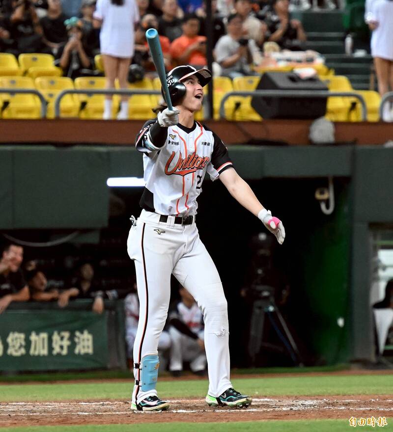 林佳緯再見全壘打。（記者李惠洲攝）
