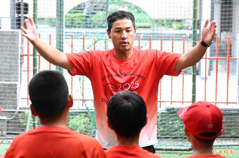 東園少棒隊訓練前教練駱政宇講解練球內容。（資料照，記者林正堃攝）