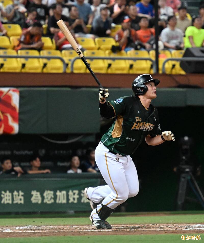 顏郁軒陽春砲。（記者李惠洲攝）