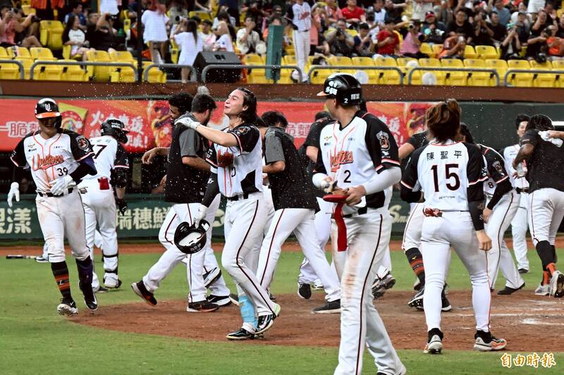 林佳緯再見全壘打。（記者李惠洲攝）
