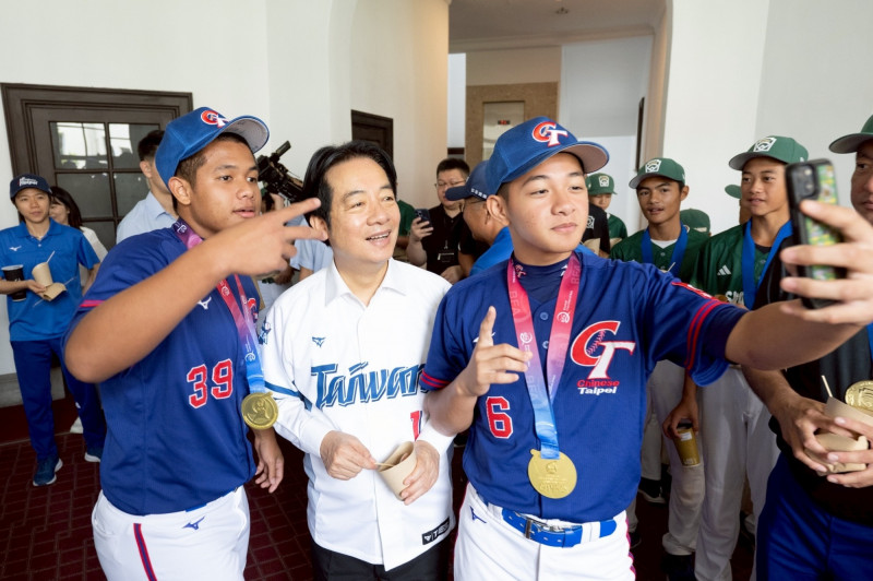 總統接見我國參加「2025年世界少棒聯盟」世界少棒錦標賽、世界次青少棒錦標賽、「2025年第12屆亞洲（U15）青少棒錦標賽」代表隊，並與球員合拍。（總統府提供）