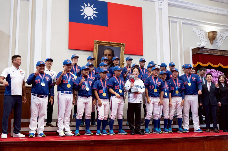 總統接見我國參加「2025年世界少棒聯盟」世界少棒錦標賽、世界次青少棒錦標賽、「2025年第12屆亞洲（U15）青少棒錦標賽」代表隊。（總統府提供）