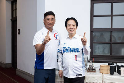 總統接見我國參加「2025年世界少棒聯盟」世界少棒錦標賽、世界次青少棒錦標賽、「2025年第12屆亞洲（U15）青少棒錦標賽」代表隊，並與棒協理事長辜仲諒（左）合照。（總統府提供）