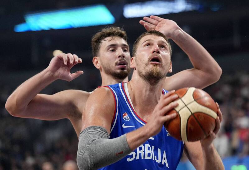 土耳其中鋒森根與約基奇。（路透）