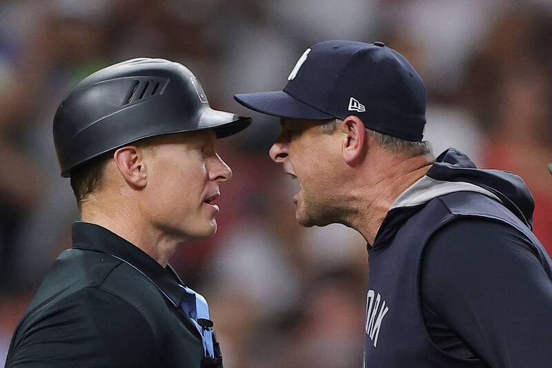 洋基總教練布恩抗議，被趕出場。（法新社）