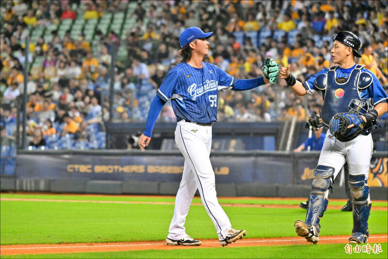 鈴木駿輔（左）為悍將拿下本季在洲際球場首勝。（記者廖耀東攝）