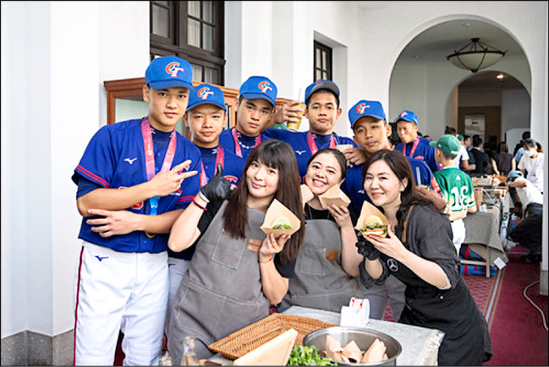 賴清德總統接見3支冠軍隊伍，總統府準備刈包請選手品嚐。（總統府提供）