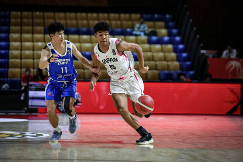 日本混血小將白谷柱誠（右）繳出16分、14籃板。（取自FIBA官網）
