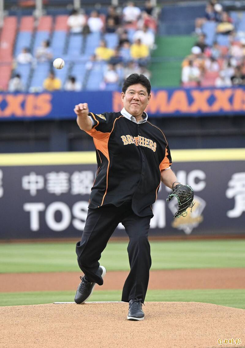 日本傳奇齋藤雅樹開球。（記者廖耀東攝）