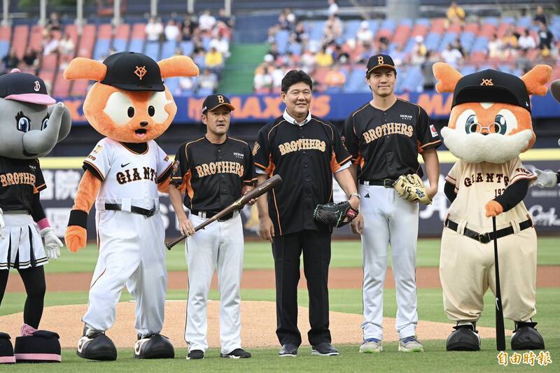 日本傳奇齋藤雅樹開球。（記者廖耀東攝）