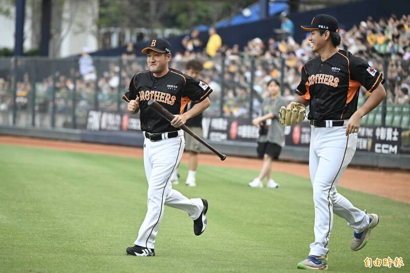 兄弟總教練平野惠一、土投王牌鄭浩均。（記者廖耀東攝）