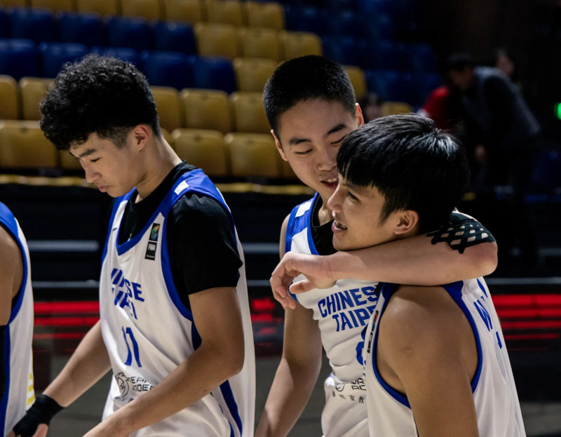 U16台灣男籃逆轉巴林，王以勒（右）成為關鍵功臣。（取自FIBA官網）