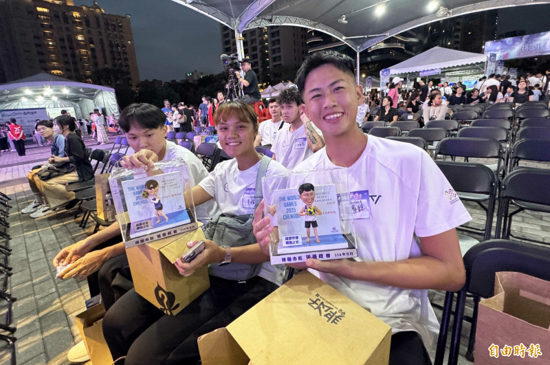 桃園體育有功人員收到量身訂做的公仔獎座，相當開心。（記者李容萍攝）
