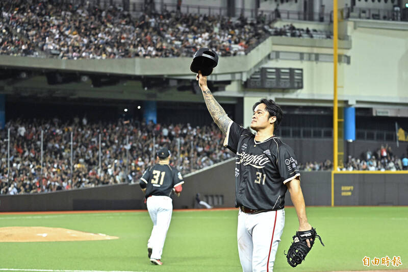 味全龍林智勝向全場球迷致意。（記者陳志曲攝）