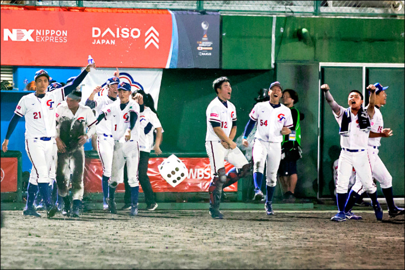台灣隊苦戰獲勝，開心慶祝贏球。（棒協提供）
