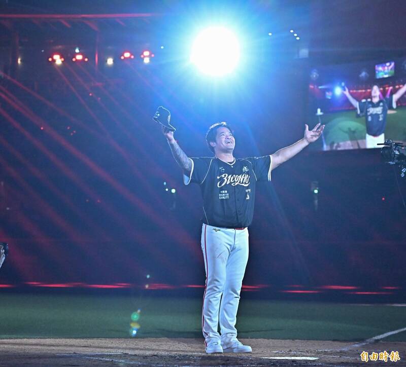 林智勝完成引退儀式。（資料照，記者陳志曲攝）