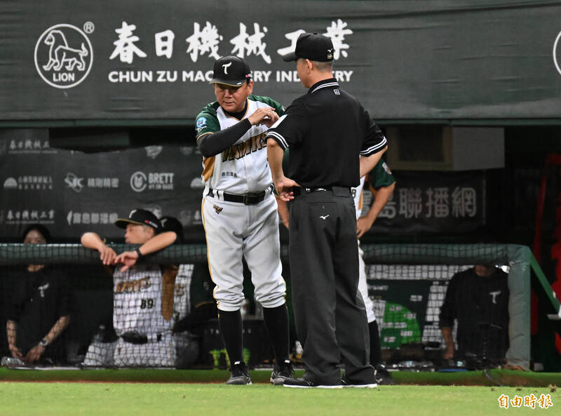洪一中總教練上前跟裁判溝通。（記者李惠洲攝）