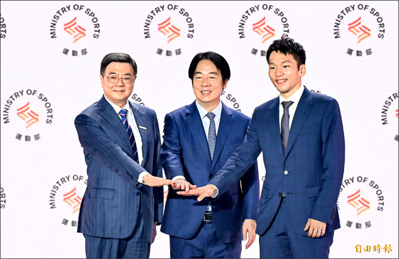 運動部昨掛牌成立，總統賴清德、行政院長卓榮泰都出席揭牌暨布達典禮。（記者廖振輝攝）