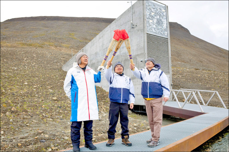 115 年全大運史無前例地在北極引燃聖火。（中央大學體育室提供）