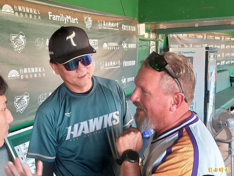 洪一中和勞勃。（記者林宥辰攝）