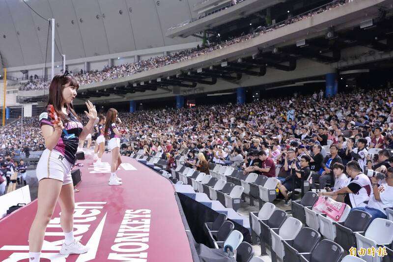 樂天女孩RAKUTEN GIRLS帶動大巨蛋觀眾應援。（記者陳逸寬攝）