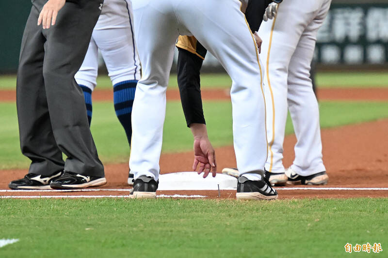 台鋼雄鷹與富邦悍將比賽進行到一半，在壘包旁發現一根「鐵釘」。（資料照，記者李惠洲攝）