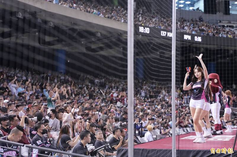 樂天女孩RAKUTEN GIRLS帶動大巨蛋觀眾應援。（記者陳逸寬攝）