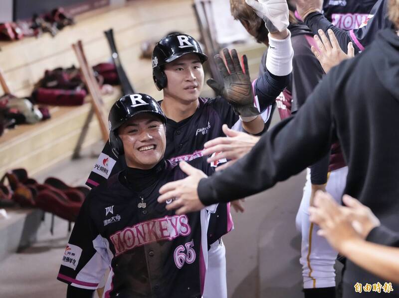 樂天桃猿林政華、宋嘉翔。（記者陳逸寬攝）
