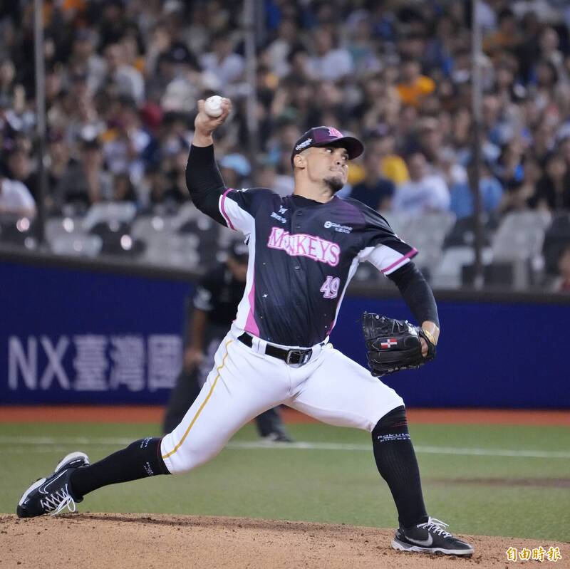 樂天桃猿先發投手威能帝。（記者陳逸寬攝）