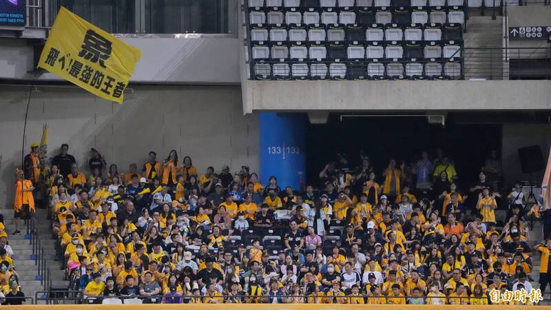 大巨蛋外野的中信兄弟球迷。（記者陳逸寬攝）