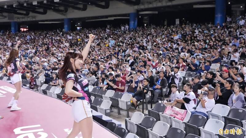 樂天女孩RAKUTEN GIRLS帶動大巨蛋觀眾應援。（記者陳逸寬攝）