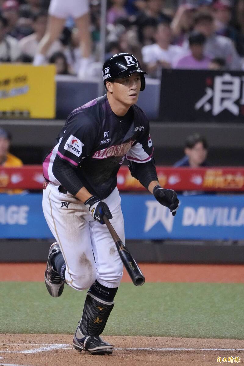 樂天桃猿林立。（記者陳逸寬攝）