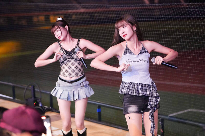 瑟七、侯芳首度表演新單曲「Need Ｕ Baby」。（統一獅提供）