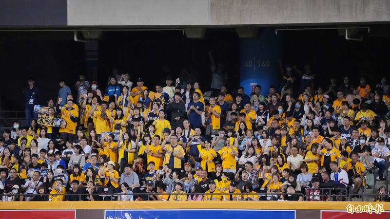 大巨蛋外野的中信兄弟球迷。（記者陳逸寬攝）
