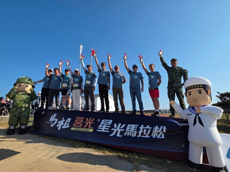 「2025馬祖莒光星光馬拉松」昨天（14日）傍晚於莒光鄉的東莒島登場，超過600名跑者共襄盛舉，在地方首長鳴槍下起跑。（圖為陳紘任提供）