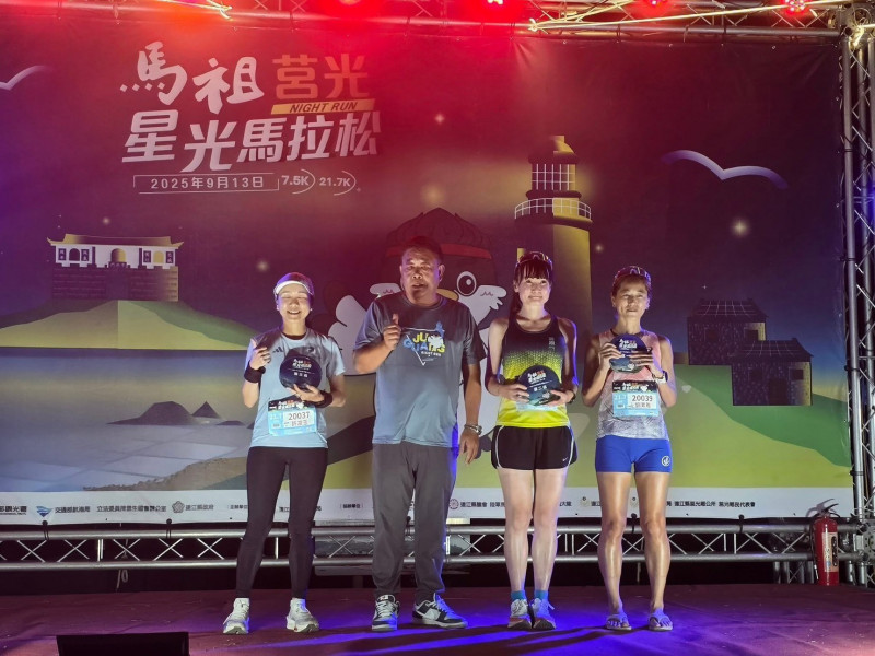 21．7公里挑戰組女子組部分，女子組部分，「與神同行」劉素雅（圖右一）以1小時57分04秒奪冠，隊友鄭秀如（圖右二）緊跟在後拿下亞軍，「動就對路跑團」許凌玉（圖右三）排名第三。（圖為陳紘任提供）