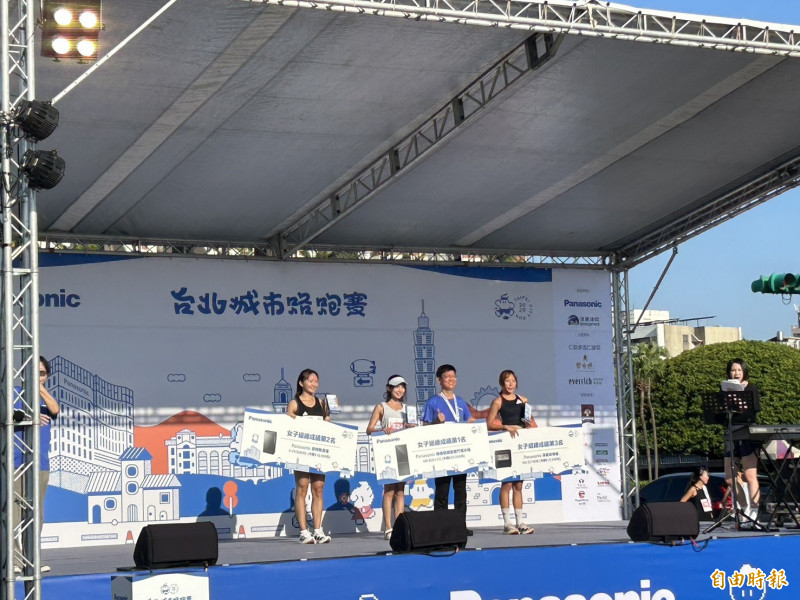 余亭緣以48分11秒摘下后冠。（記者吳孟儒攝）