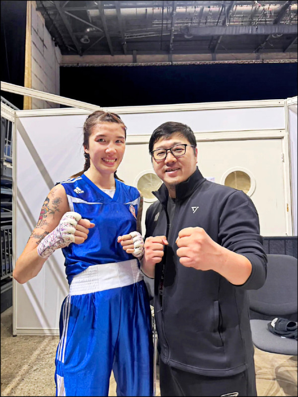 台灣女將黃筱雯昨在WB世界拳擊錦標賽女子54公斤級金牌戰，以4：1擊敗美國女將佩芮茲，奪下金牌。（圖：拳擊協會提供）